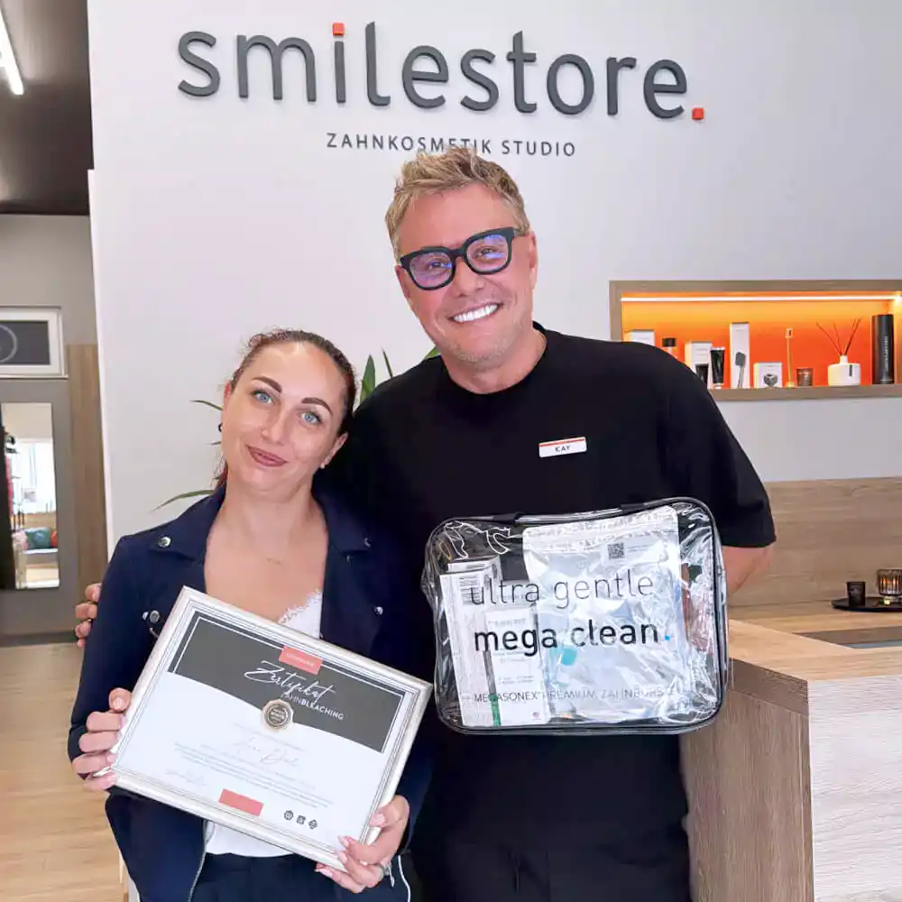 Kay und Absolventin mit Zertifikat im smilestore Studio