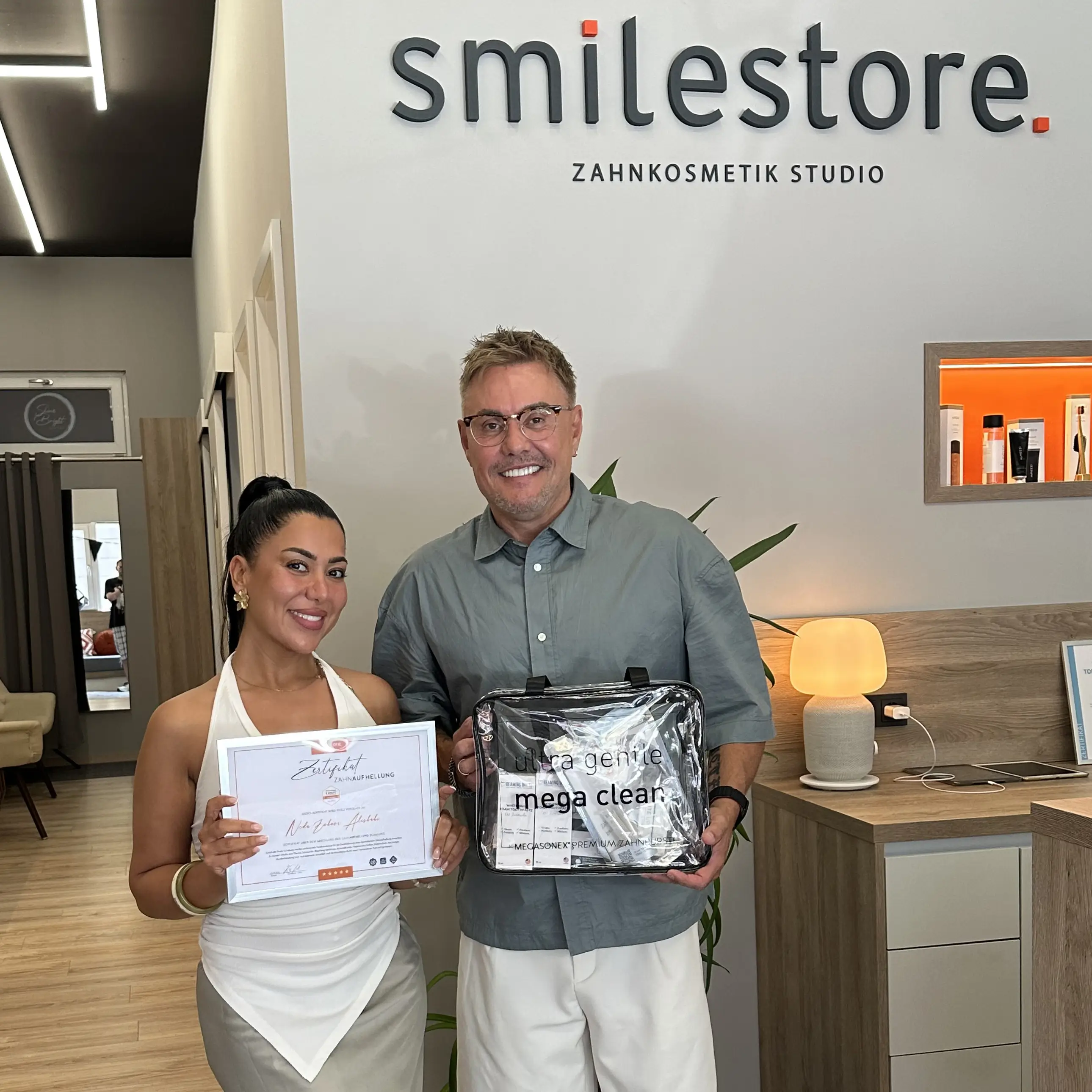 Kay und Absolventin mit Zertifikat im smilestore Studio